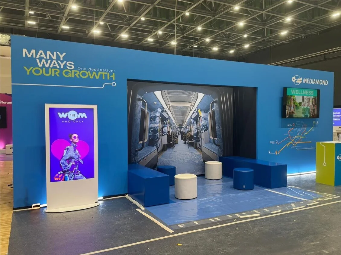 Allestimento di uno stand fieristico con materiali pubblicitari