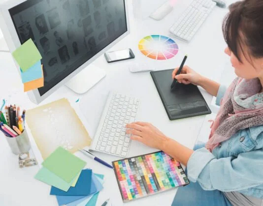 Grafico al lavoro su progetto di stampa digitale grande formato