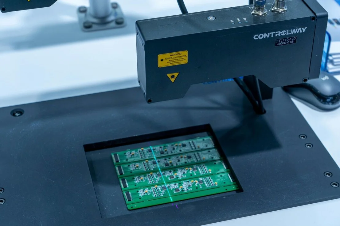 Tecnico che controlla la qualità di un prodotto stampato