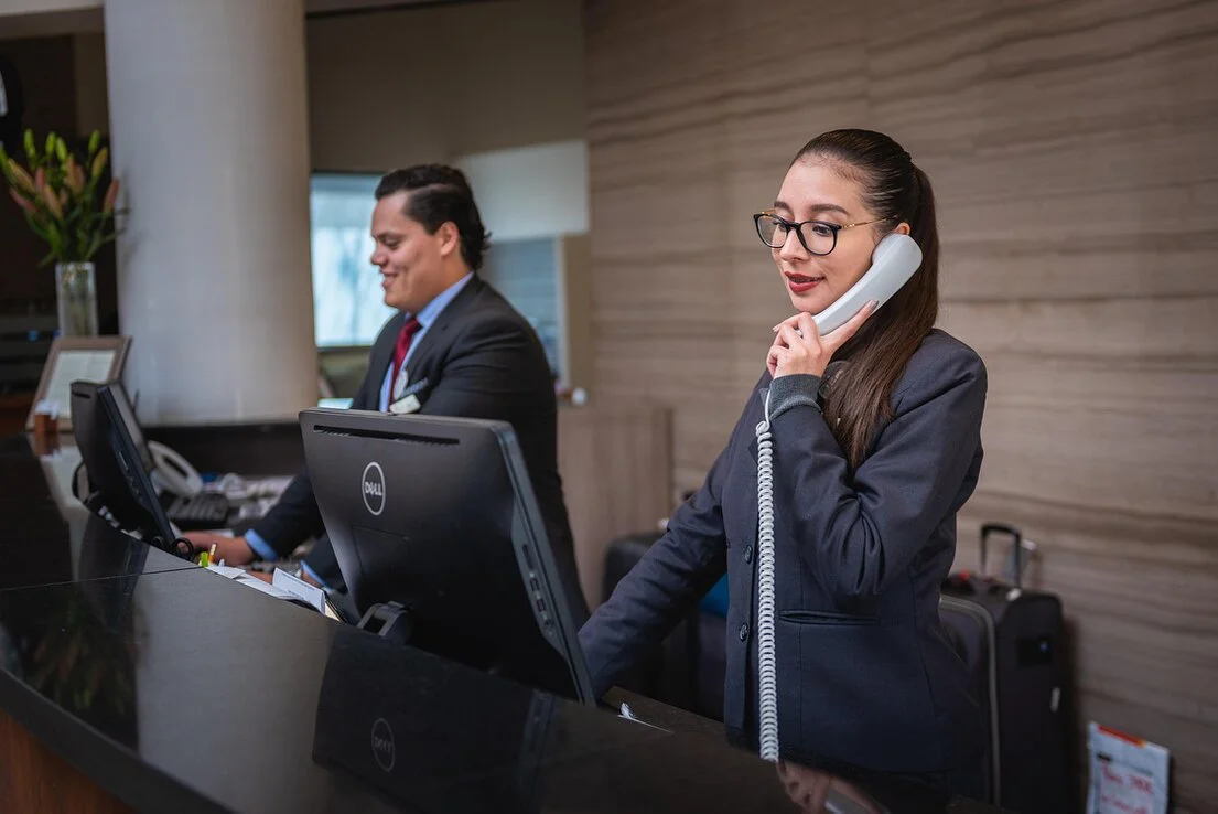 Consulenza tra azienda e cliente in ufficio