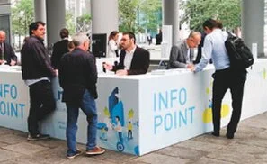 Squadra che monta strutture e pannelli per evento